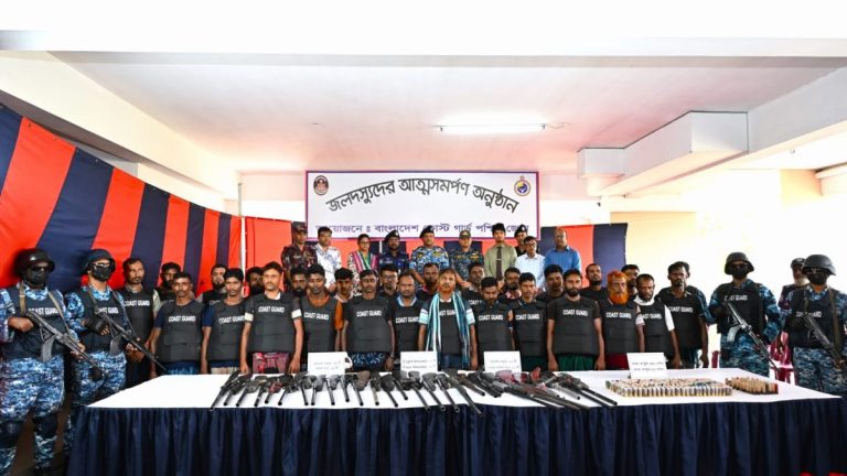 সুন্দরবনে ছোট জাহাঙ্গীর বাহিনীর ২৭ বনদস্যুর আত্মসমর্পণ