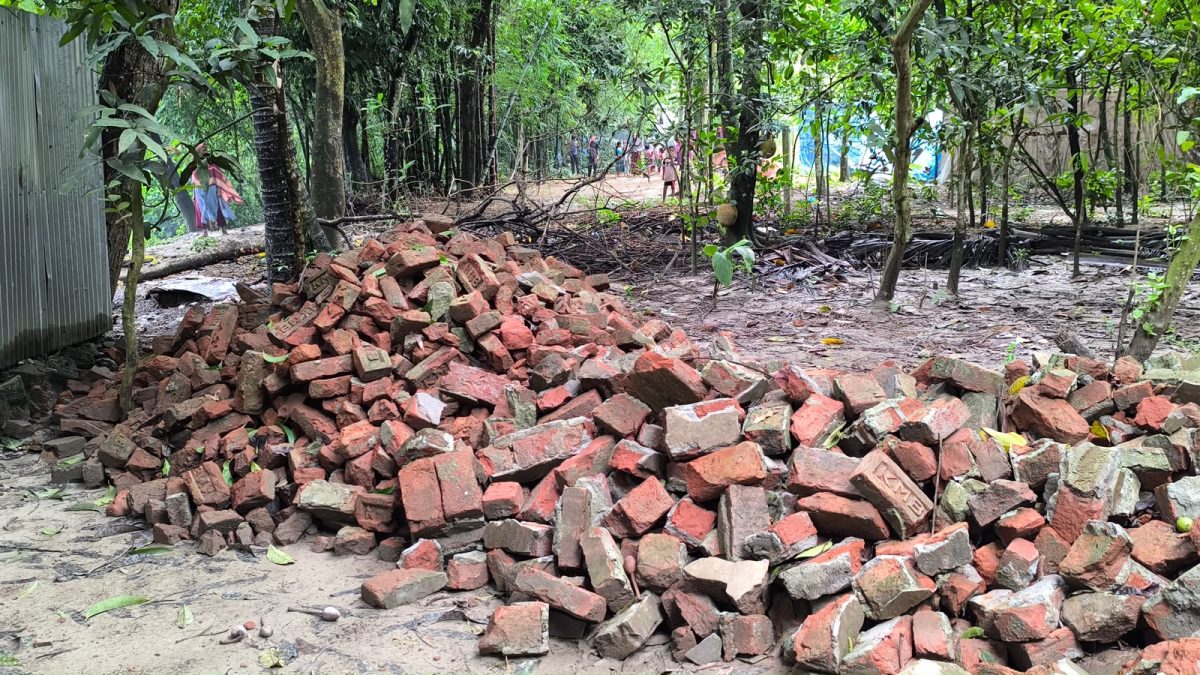 দেবীদ্বারে চলাচলের রাস্তা বন্ধের অভিযোগ, অবরুদ্ধ ৪০ পরিবার; মসজিদে যেতে ঘুরতে হচ্ছে দীর্ঘ পথ 1 দেবীদ্বারে চলাচলের রাস্তা বন্ধ করে অবরুদ্ধ ৪০ পরিবারের অভিযোগ