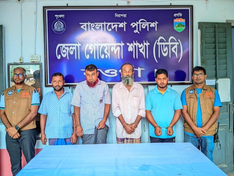 ডাবের পানিতে চেতনানাশক মিশিয়ে অটোচালককে অজ্ঞান, আন্তঃজেলা প্রতারক চক্রের ৪ সদস্য গ্রেফতার 1 ডাবের পানিতে চেতনানাশক মিশিয়ে অটোচালককে অজ্ঞান, আন্তঃজেলা প্রতারক চক্রের ৪ সদস্য গ্রেফতার