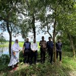 দেবীদ্বারে অবৈধ ড্রেজার দিয়ে মাটি কাটার বিরুদ্ধে অভিযানে দুটি ড্রেজার মেশিন ধ্বংস করছে উপজেলা প্রশাসন।