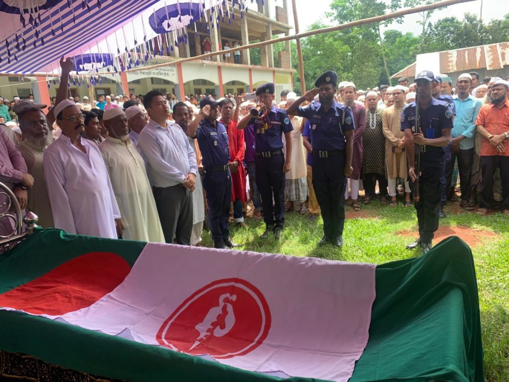 দেবীদ্বারে রাষ্ট্রীয় মর্যাদায় গাজী বিন আব্দুস সালাম নান্নুর গার্ড অব অনার প্রদান।