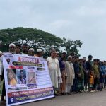 দেবীদ্বারের ছোটনা গ্রামে গ্রামবাসীর মানববন্ধনের দৃশ্য
