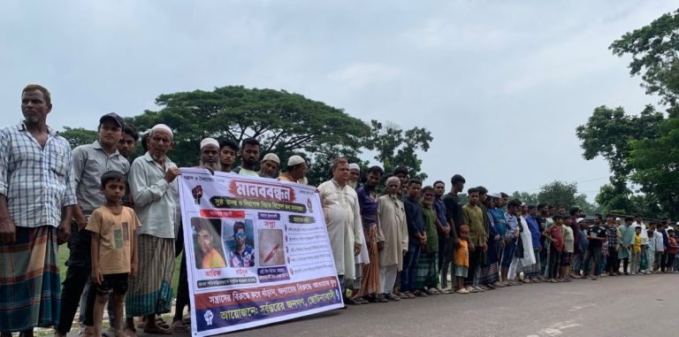দেবীদ্বারের ছোটনা গ্রামে গ্রামবাসীর মানববন্ধনের দৃশ্য