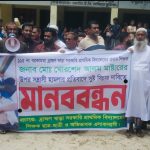 দেবীদ্বার উপজেলা স্বাস্থ্য কমপ্লেক্সে চিকিৎসাধীন শিক্ষক খোরশেদ আলম, তাকে বেঁধে রাখার দৃশ্য এবং তার পক্ষে আয়োজিত মানববন্ধনের চিত্র।