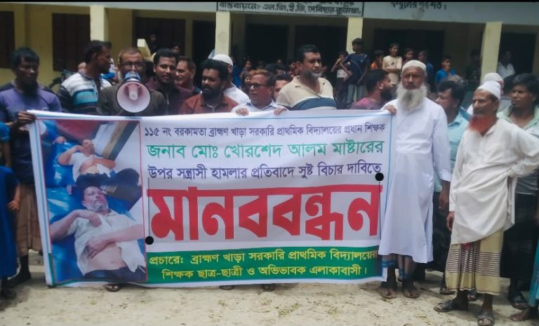 শিক্ষককে বেঁধে নির্যাতন, এবার পাল্টা মানববন্ধন—আইন নিজের হাতে তুলে নেওয়া নিয়ে দেবীদ্বারে তোলপাড় 1 দেবীদ্বার উপজেলা স্বাস্থ্য কমপ্লেক্সে চিকিৎসাধীন শিক্ষক খোরশেদ আলম, তাকে বেঁধে রাখার দৃশ্য এবং তার পক্ষে আয়োজিত মানববন্ধনের চিত্র।