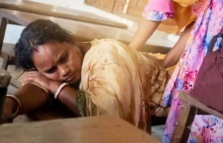 ক্লাসে পাঠ নয়, শিক্ষার্থীদের দিয়ে ম্যাসাজ! ডিমলায় ভাইরাল ভিডিও ঘিরে তোলপাড়, তদন্তে প্রশাসন 1 ডিমলার শিক্ষা প্রতিষ্ঠানে শিক্ষার্থীদের দিয়ে ম্যাসাজ করানোর অভিযোগের ঘটনায় প্রশাসনের তদন্ত।