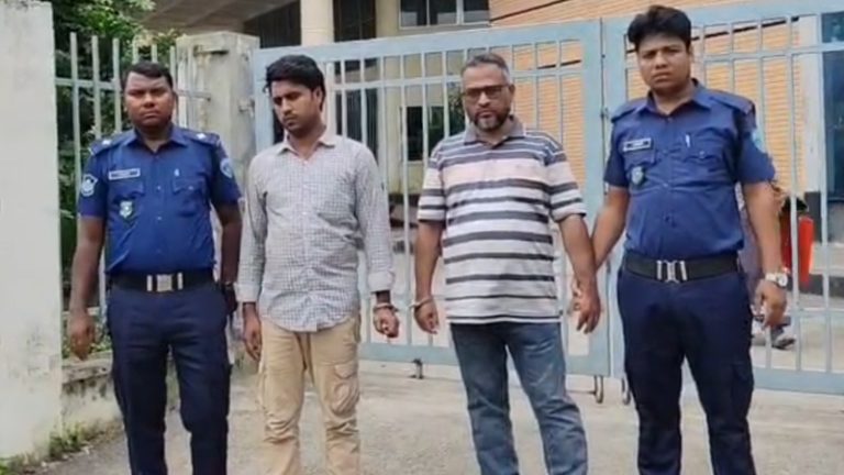 কুমিল্লায় ভুয়া কর পরিদর্শক সেজে নির্বাচন অফিসে, আটক ২ প্রতারক 1 কুমিল্লায় ভুয়া কর পরিদর্শক সেজে নির্বাচন অফিসে, আটক ২ প্রতারক