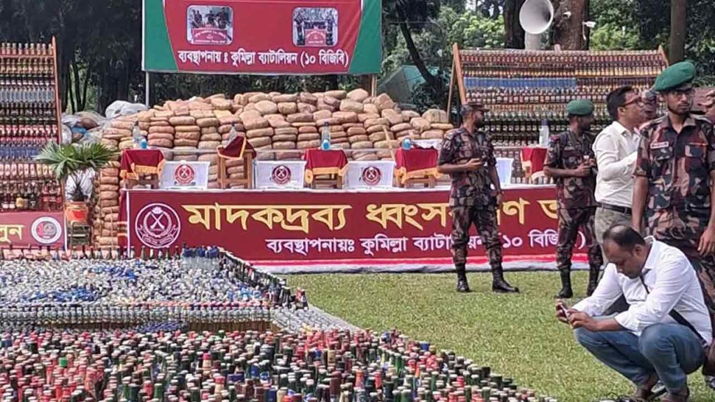 কুমিল্লার কোটবাড়িতে বিজিবি ১০ ব্যাটালিয়নের সদর দপ্তর প্রাঙ্গণে প্রায় ৫২ কোটি টাকা মূল্যের জব্দকৃত বিভিন্ন ধরনের মাদকদ্রব্য ধ্বংস কার্যক্রমের উদ্বোধন করেন সরাইল রিজিয়নের রিজিয়ন কমান্ডার ব্রিগেডিয়ার জেনারেল মোহাম্মদ সাইফুল ইসলাম চৌধুরী। এ সময় বিজিবি, জেলা প্রশাসন ও আইনশৃঙ্খলা বাহিনীর ঊর্ধ্বতন কর্মকর্তারা উপস্থিত ছিলেন।