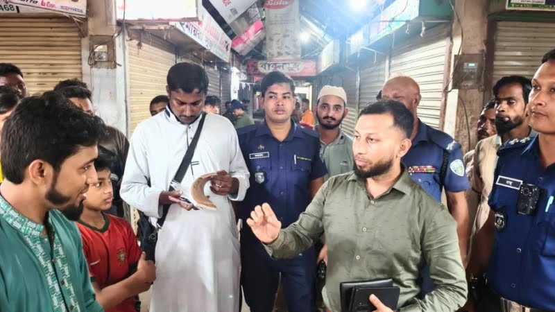 রাত ৮টার পর দোকান খোলা, মুরাদনগরে ৯ ব্যবসায়ীকে জরিমানা; প্রশাসনের অগ্রাধিকার নিয়ে প্রশ্ন
