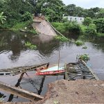 খিরাই নদের ওপর নির্মিত বেইলি সেতু ভেঙে ইটবোঝাই একটি বাল্কহেডের ওপর পড়েছে।