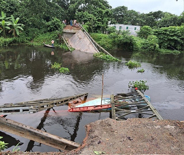 মেরামতের সময় ভয়াবহ দুর্ঘটনা: দাউদকান্দিতে ইটবোঝাই বাল্কহেডের ওপর ধসে পড়ল বেইলি সেতু