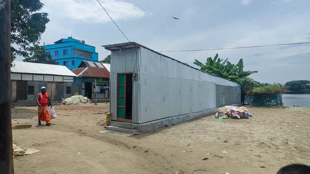 মাত্র ৫ ফুট চওড়া, তবু পূর্ণাঙ্গ সংসার : কুমিল্লার ‘ভাইরাল বাড়ি’ দেখতে মানুষের ঢল