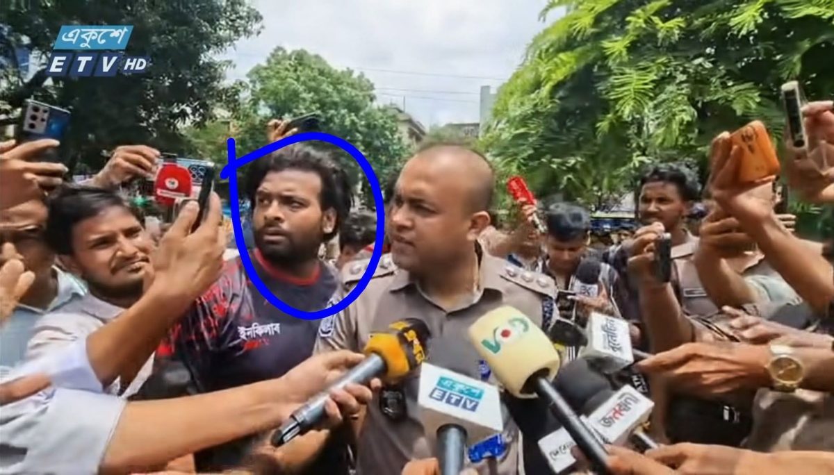 পুলিশের সামনেই মব তাণ্ডব, ব্যবস্থা নিল না পুলিশ! ধানমন্ডি-৩২-এ সাংবাদিক-রিকশাচালককে পিটুনি