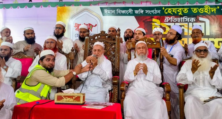 নোয়াখালী জেলা স্কুল মাঠে হেফাজতে ইসলাম বাংলাদেশের আয়োজিত ইসলামী মহাসমাবেশে অংশ নেওয়া মুসল্লিদের একাংশ।