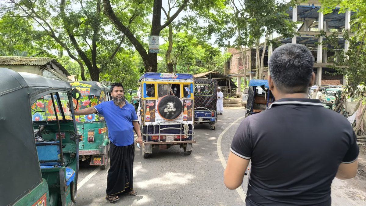 '১০ টাকার বেশি নয়'—৪০ টাকার টোল প্রত্যাখ্যান, দেবীদ্বারে সিএনজি চালকদের বিক্ষোভ 1 অতিরিক্ত টোল আদায়ের অভিযোগে দেবীদ্বার-চান্দিনা সড়কের বাগুর এলাকায় সিএনজি চালকদের বিক্ষোভ ও দুই ঘণ্টার সড়ক অবরোধ।