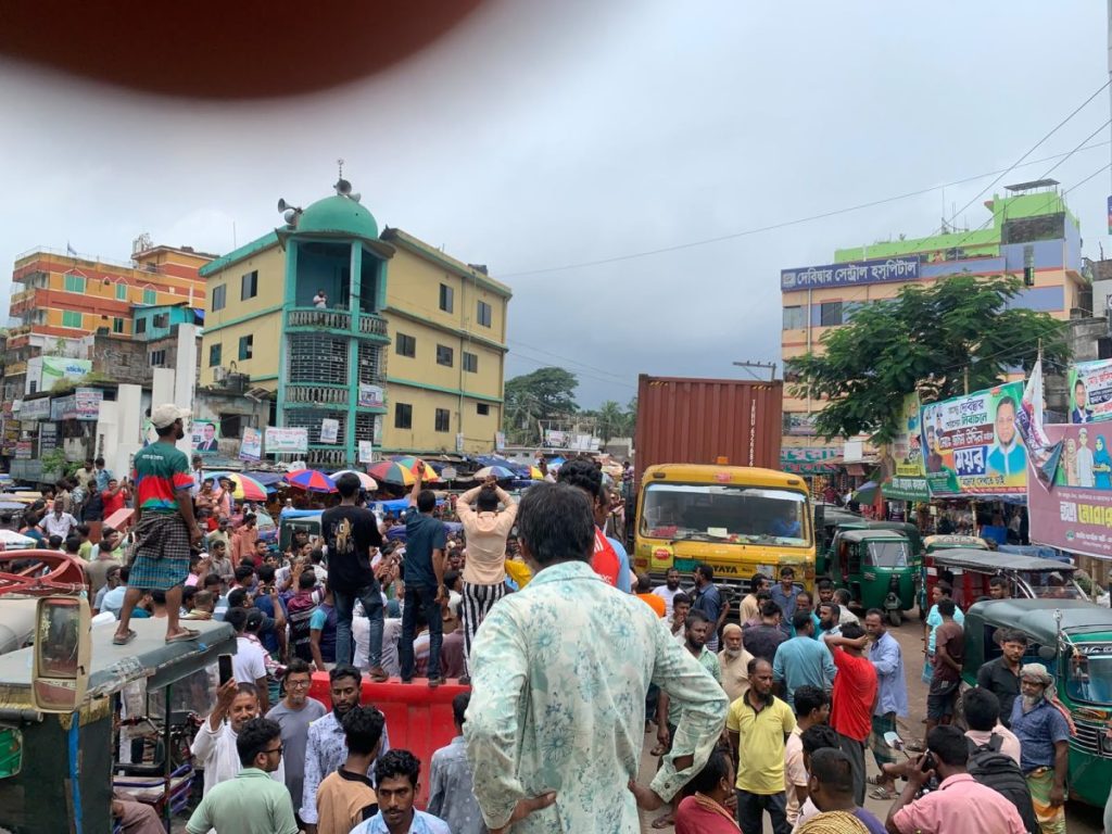 কুমিল্লা-সিলেট মহাসড়ক অবরোধে অচল দেবীদ্বার, অতিরিক্ত টোলের প্রতিবাদে সিএনজি চালকদের বিক্ষোভ 1 অতিরিক্ত টোল আদায়ের প্রতিবাদে কুমিল্লা-সিলেট আঞ্চলিক মহাসড়কের দেবীদ্বার নিউমার্কেট মুক্তিযুদ্ধ চত্বরে সড়ক অবরোধ ও বিক্ষোভে অংশ নেন সিএনজি ও অটোরিকশা চালকরা।