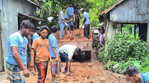 জনদুর্ভোগ লাঘবে নিজ উদ্যোগে সড়ক সংস্কারে তরুণ ব্যবসায়ী সাকিব