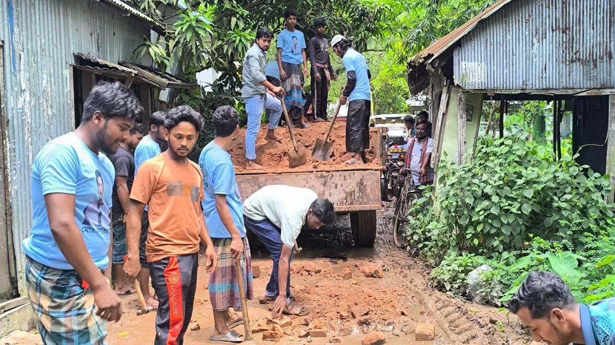জনদুর্ভোগ লাঘবে নিজ উদ্যোগে সড়ক সংস্কারে তরুণ ব্যবসায়ী সাকিব