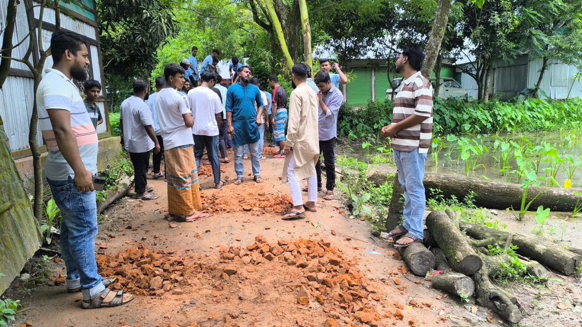 জনদুর্ভোগ লাঘবে নিজ উদ্যোগে সড়ক সংস্কারে তরুণ ব্যবসায়ী সাকিব 5 দেবীদ্বার-মুরাদনগর উপজেলার সংযোগস্থল মধুমুড়া-খুরুইল সড়ক নিজ উদ্যোগে সংস্কার করছেন তরুণ ব্যবসায়ী মো. সাকিব হাসান। ছবি : দৈনিক আজকের কথা