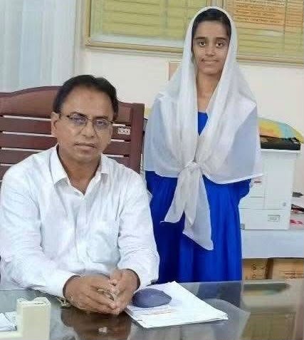 দেবীদ্বারে এসএসসিতে তাক লাগানো সাফল্য জাকিয়ার, ১২৫০ নম্বরে পেয়েছে ১২১৭ 5 দেবীদ্বারে এসএসসি পরীক্ষার ফলাফলে ১২৫০ নম্বরের মধ্যে ১২১৭ নম্বর পাওয়া জাকিয়া সুলতানা ইভা বিদ্যালয়ের প্রধান শিক্ষক মো. মজিবুর রহমানের সঙ্গে। পাশে তার প্রাপ্ত নম্বরের ফর্দের সংগৃহীত ছবি।