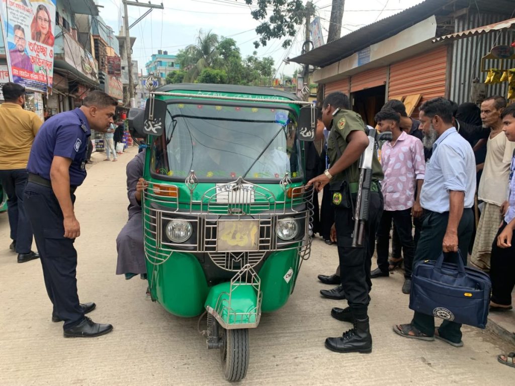 দেবীদ্বারে ভ্রাম্যমাণ আদালতের অভিযান, অতিরিক্ত ভাড়া আদায়ে জরিমানা 1 দেবীদ্বারে গ্যাস সংকটের অজুহাতে অতিরিক্ত ভাড়া আদায়সহ বিভিন্ন অনিয়মের বিরুদ্ধে ভ্রাম্যমাণ আদালতের অভিযান।