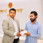 দৃষ্টিপ্রতিবন্ধী আকাশের পাশে ডিসি, দিলেন স্মার্টফোন 2 চট্টগ্রামের জেলা প্রশাসকের কার্যালয়ে দৃষ্টিপ্রতিবন্ধী শিক্ষার্থী আকাশ দাসের হাতে নতুন স্মার্টফোন তুলে দিচ্ছেন জেলা প্রশাসক মোহাম্মদ জাহিদুল ইসলাম মিঞা।