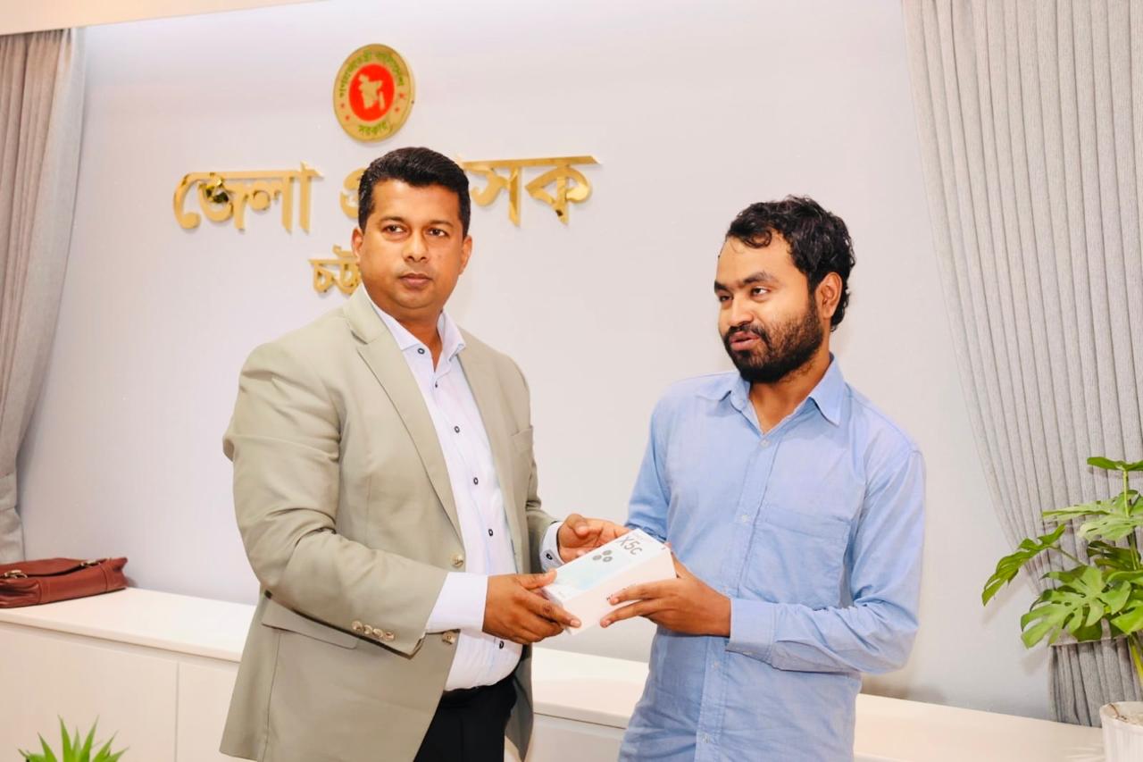 দৃষ্টিপ্রতিবন্ধী আকাশের পাশে ডিসি, দিলেন স্মার্টফোন