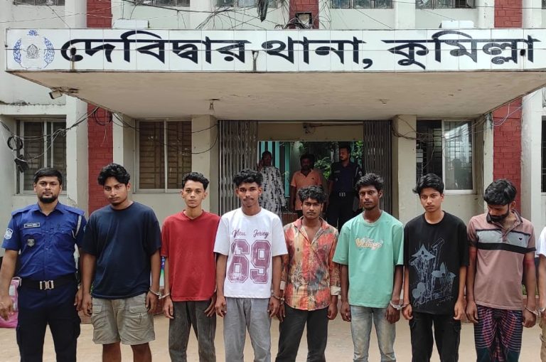 ‘মাদক সেবনের লাইসেন্স নেই’—দেবীদ্বারে গভীর রাতে ৭ যুবক আটক 1 দেবীদ্বারে পুলিশের অভিযানে আটক সাত যুবক।