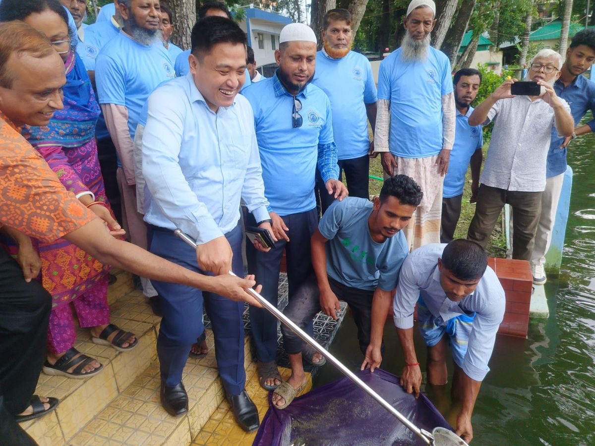 দেবীদ্বারে জাতীয় মৎস্য পক্ষের উদ্বোধন, মাছের পোনা অবমুক্ত ও পুরস্কার বিতরণ 1 দেবীদ্বারে জাতীয় মৎস্য পক্ষ-২০২৬ উদ্বোধন উপলক্ষে উপজেলা পরিষদের পুকুরে মাছের পোনা অবমুক্তকরণ, র্যালি, পুরস্কার বিতরণ ও আলোচনা সভায় বক্তব্য দেন প্রধান অতিথি উপজেলা নির্বাহী কর্মকর্তা (ইউএনও) অশোক বিক্রম চাকমা।