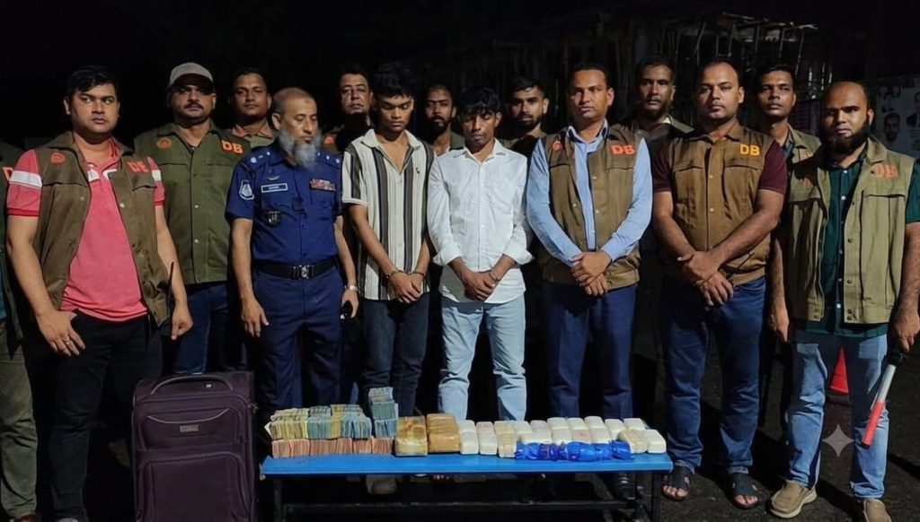 গোপালগঞ্জে ৬৪ হাজার ইয়াবাসহ দুই মাদক ব্যবসায়ী গ্রেপ্তার 1 গোপালগঞ্জে ৬৪ হাজার ১২৩ পিস ইয়াবা, নগদ টাকা ও মাদক পরিবহনে ব্যবহৃত মাইক্রোবাসসহ গ্রেপ্তার দুই মাদক ব্যবসায়ী।