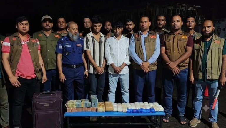 গোপালগঞ্জে ৬৪ হাজার ১২৩ পিস ইয়াবা, নগদ টাকা ও মাদক পরিবহনে ব্যবহৃত মাইক্রোবাসসহ গ্রেপ্তার দুই মাদক ব্যবসায়ী।