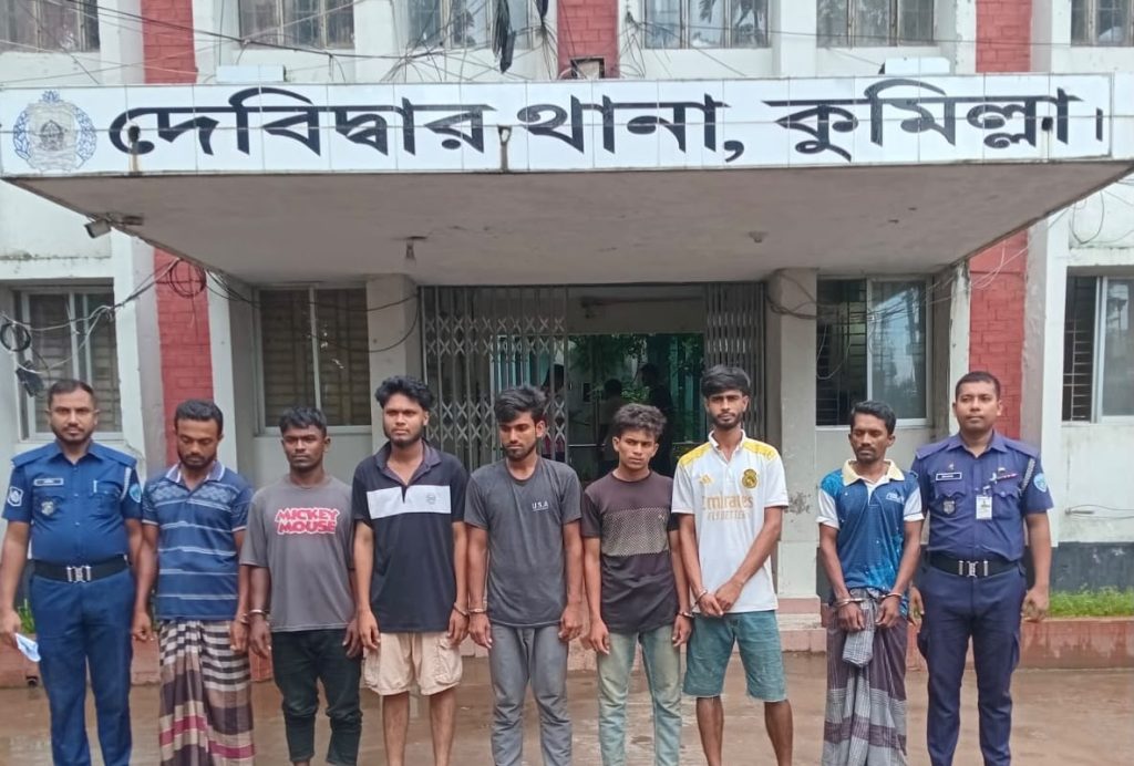 দেবীদ্বারে পুলিশের মাদকবিরোধী বিশেষ অভিযানে আটক সাতজনের সংগৃহীত ছবি।