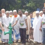 দেবীদ্বারের চাপানগরে জনসাধারণের জন্য স্থাপন করা পানির কল উদ্বোধনকালে অতিথি ও সংগঠনের নেতৃবৃন্দ।