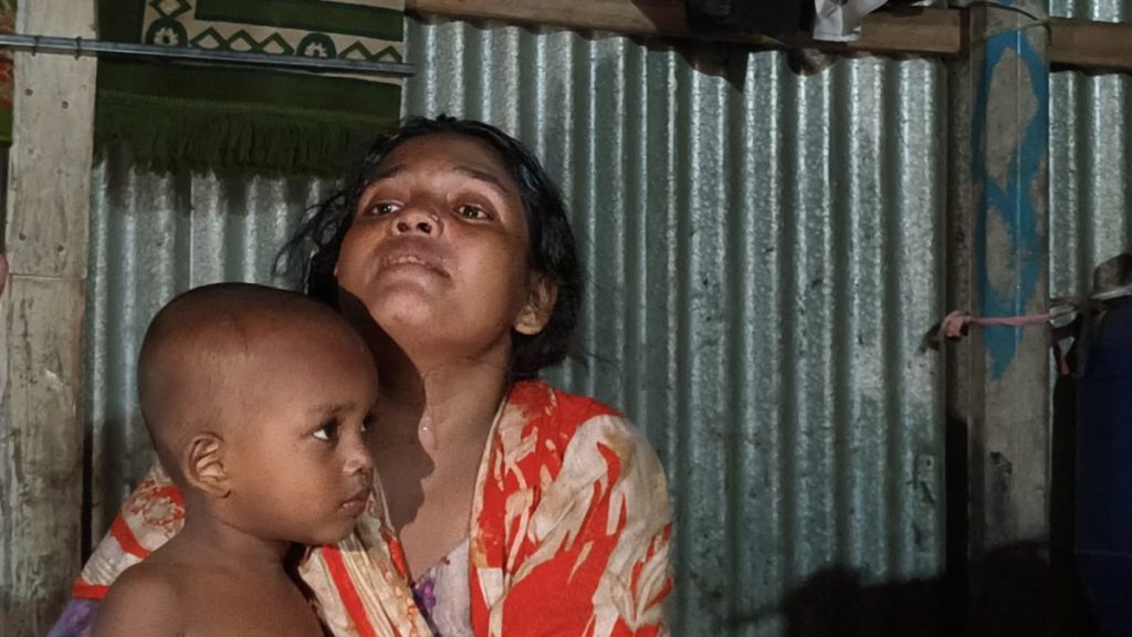 দেবীদ্বারে পরিত্যক্ত বাড়ির ঘর থেকে উদ্ধার যুবকের অর্ধগলিত ঝুলন্ত লাশ; ঘটনাস্থলে স্থানীয়দের ভিড়। সন্তান কোলে নিয়ে স্ত্রীর আহাজারি।