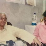 অধ্যাপক মোজাফ্ফর আহমদের সপ্তম মৃত্যুবার্ষিকীও নীরবতায়, স্মরণে এলেন না প্রিয় নেতার আপনজনেরা 4 অধ্যাপক মোজাফ্ফর আহমদের সাক্ষাৎকার নিচ্ছেন সাংবাদিক এবিএম আতিকুর রহমান বাশার।