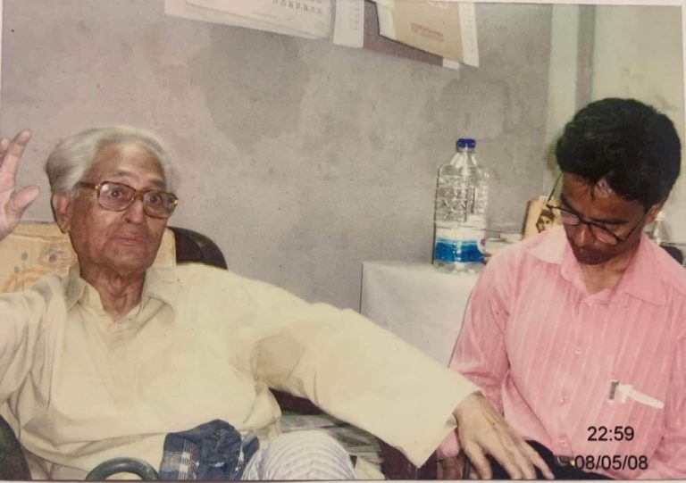 অধ্যাপক মোজাফ্ফর আহমদের সপ্তম মৃত্যুবার্ষিকীও নীরবতায়, স্মরণে এলেন না প্রিয় নেতার আপনজনেরা 1 অধ্যাপক মোজাফ্ফর আহমদের সাক্ষাৎকার নিচ্ছেন সাংবাদিক এবিএম আতিকুর রহমান বাশার।