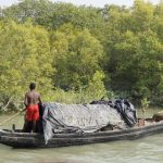 সুন্দরবনে ফের বনদস্যুদের হানা, ট্রলারসহ ৫ জেলে অপহরণ  বাগেরহাট প্রতিনিধি:  বঙ্গোপসাগরে বৈরী আবহাওয়ার সুযোগ নিয়ে পূর্ব সুন্দরবনের শরণখোলা রেঞ্জে জেলেদের ওপর হামলা চালিয়ে পাঁচজনকে অপহরণের অভিযোগ উঠেছে ‘বড় জাহাঙ্গীর বাহিনী’র বিরুদ্ধে। এ সময় জেলেদের ব্যবহৃত একটি ফিশিং ট্রলারও নিয়ে গেছে সশস্ত্র দস্যুরা।  শনিবার (২২ আগস্ট) রাত ৮টার দিকে শরণখোলা রেঞ্জের শ্যালার চর ও নারকেলবাড়িয়া এলাকায় এ ঘটনা ঘটে বলে স্থানীয় সূত্রে জানা গেছে।  অপহৃত জেলেরা হলেন—শরণখোলা উপজেলার দক্ষিণ রাজাপুর ও উত্তর রাজাপুর গ্রামের জাহাঙ্গীর হাওলাদার, শিহাব হাওলাদার, সাব্বির হাওলাদার, রিপন হাওলাদার ও জাকির হাওলাদার।  জানা গেছে, বঙ্গোপসাগরে সৃষ্ট বৈরী আবহাওয়ার কারণে সাগর উত্তাল হয়ে উঠলে প্রাণ বাঁচাতে কয়েকটি মাছ ধরার ট্রলার সুন্দরবনের শ্যালার চর এলাকায় আশ্রয় নেয়। এ সময় আগে থেকেই সেখানে অবস্থান নেওয়া সশস্ত্র দস্যুরা অতর্কিত হামলা চালায়। অস্ত্রের মুখে জেলেদের জিম্মি করে তিনটি পৃথক ট্রলার থেকে পাঁচজনকে তুলে নিয়ে যায় তারা। একই সঙ্গে একটি ফিশিং ট্রলারও ছিনিয়ে নেওয়া হয়।  অপহৃত জেলেদের মহাজন বাবুল মাঝি জানান, দুর্যোগপূর্ণ আবহাওয়ার কারণে নিরাপদ আশ্রয়ের জন্য জেলেরা শ্যালার চরে অবস্থান নিয়েছিলেন। দস্যুরা হঠাৎ হামলা চালিয়ে জেলেদের ধরে নিয়ে যায়। ঘটনার পর এখন পর্যন্ত দস্যুদের পক্ষ থেকে মুক্তিপণ কিংবা অন্য কোনো বিষয়ে যোগাযোগ করা হয়নি।  এ ঘটনায় অপহৃত জেলেদের পরিবারের সদস্যদের মধ্যে চরম উদ্বেগ ও আতঙ্ক দেখা দিয়েছে। দুর্গম সুন্দরবনের কোথায় তাদের আটকে রাখা হয়েছে, সে বিষয়ে কোনো তথ্য পাওয়া যায়নি।  ঘটনার সত্যতা নিশ্চিত করেছেন পূর্ব সুন্দরবনের শরণখোলা রেঞ্জের শ্যালার চর টহল ফাঁড়ির ভারপ্রাপ্ত কর্মকর্তা মো. মিজানুর রহমান। তিনি জানান, বৈরী আবহাওয়ার সুযোগ নিয়ে দস্যুরা এ ঘটনা ঘটিয়েছে বলে প্রাথমিকভাবে জানা গেছে।  পূর্ব সুন্দরবনের শরণখোলা রেঞ্জের সহকারী বন সংরক্ষক মো. শরিফুল ইসলাম জানান, বিষয়টি গুরুত্বের সঙ্গে দেখা হচ্ছে। অপহৃত জেলেদের উদ্ধারে কোস্ট গার্ডের সহায়তা চাওয়া হয়েছে। পাশাপাশি সুন্দরবনের সংশ্লিষ্ট এলাকায় টহল জোরদার করা হচ্ছে।  স্থানীয় জেলেরা বলছেন, সুন্দরবনে আবারও এ ধরনের দস্যু তৎপরতা শুরু হওয়া উপকূলীয় জেলেদের জন্য বড় ধরনের নিরাপত্তা শঙ্কা তৈরি করেছে। তাদের দাবি, দস্যুদের বিরুদ্ধে কঠোর ব্যবস্থা নেওয়ার পাশাপাশি সুন্দরবনের নদী ও খালে নিয়মিত টহল এবং গোয়েন্দা নজরদারি বাড়াতে হবে।  বৈরী আবহাওয়ার কারণে যখন জেলেরা নিরাপদ আশ্রয়ের জন্য সুন্দরবনের ওপর নির্ভরশীল, ঠিক তখনই দস্যুদের এমন হামলা তাদের নিরাপত্তা ও জীবিকার ওপর নতুন করে হুমকি তৈরি করেছে। দ্রুত অপহৃত পাঁচ জেলেকে উদ্ধার এবং জড়িতদের আইনের আওতায় আনার দাবি জানিয়েছেন জেলে ও তাদের স্বজনরা।