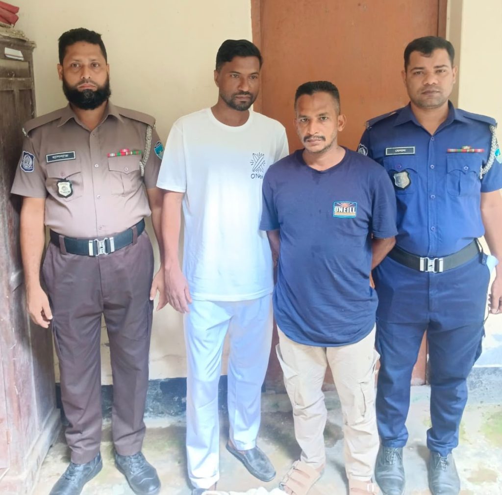 দেবীদ্বারে ফার্মেসি মালিকের কাছে ৪ লাখ টাকা চাঁদা দাবির অভিযোগে গ্রেপ্তার মো. শরীফ ও রেজাউল করিম সুমনের সংগৃহীত ছবি।