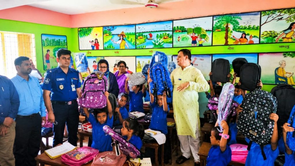 শিক্ষার্থীদের হাতে স্কুল ব্যাগ, গাছের চারা রোপণ করলেন এমপি মোশারফ হোসেন 1 শিক্ষার্থীদের হাতে স্কুল ব্যাগ, গাছের চারা রোপণ করলেন এমপি মোশারফ হোসেন