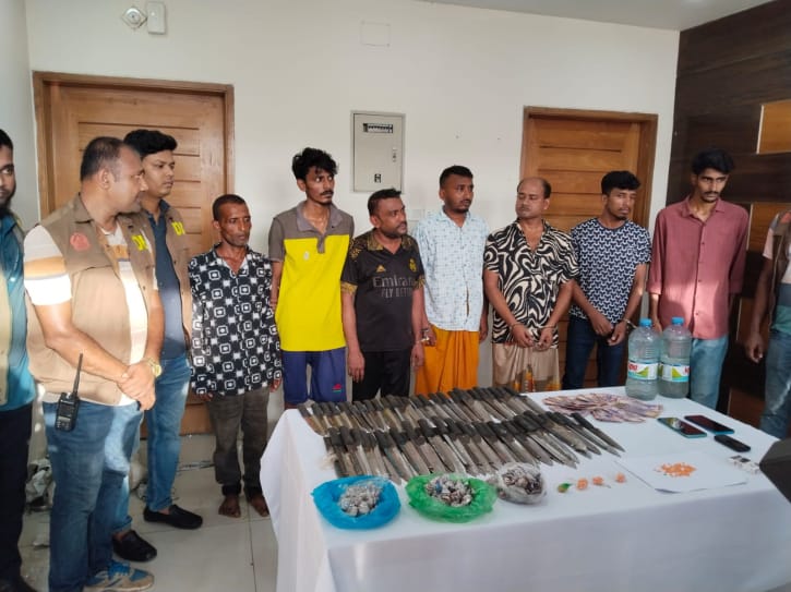 বাগেরহাটে মাদক, ছুরি ও জাল টাকাসহ গ্রেপ্তার ১১