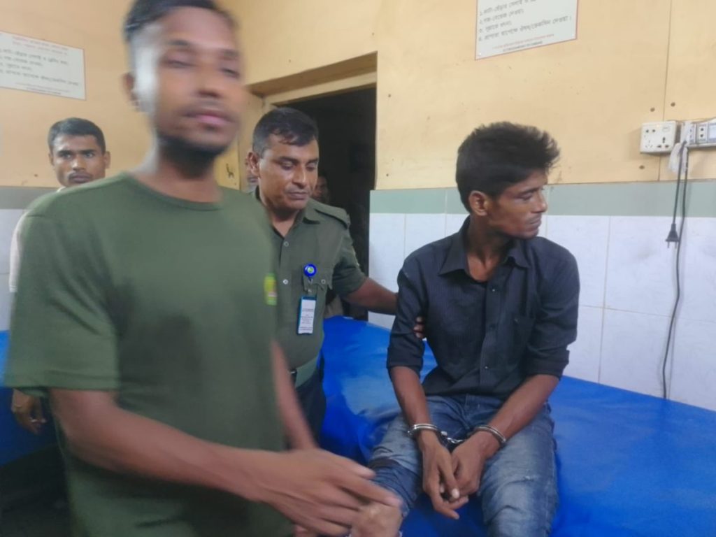 দেবীদ্বার উপজেলা স্বাস্থ্য কমপ্লেক্সের জরুরি বিভাগের সামনে আটক আক্তার হোসেন।