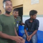 দেবীদ্বার হাসপাতালে দালালের হামলা, আহত ৩ আনসার সদস্য 4 দেবীদ্বার উপজেলা স্বাস্থ্য কমপ্লেক্সের জরুরি বিভাগের সামনে আটক আক্তার হোসেন।