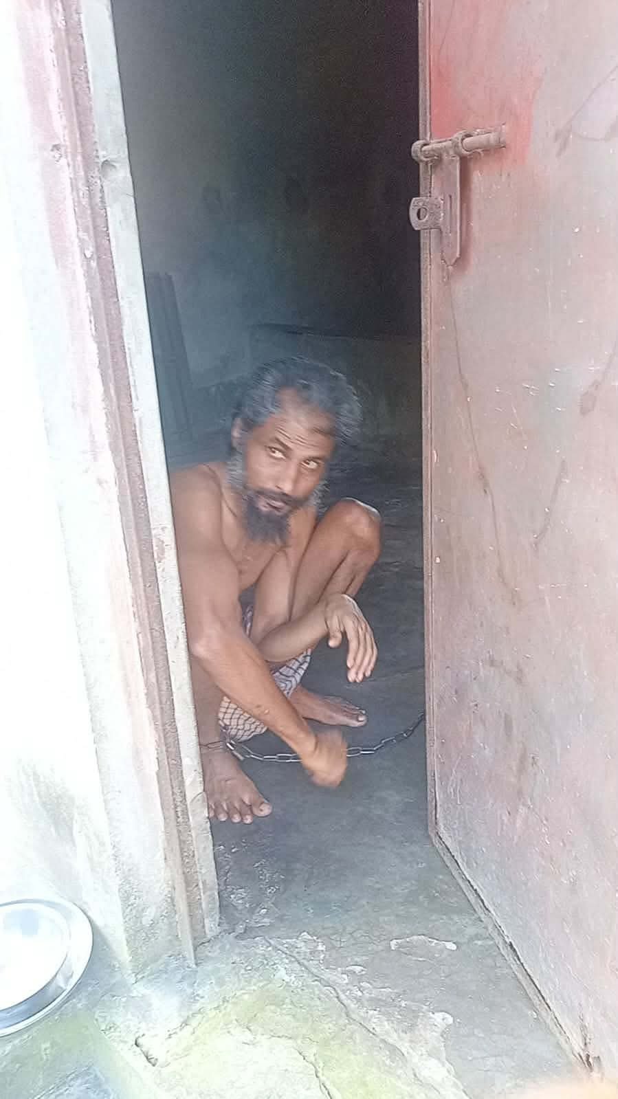 বাবার ভিটায় ২০ বছর শিকলবন্দী মুক্তিযোদ্ধার সন্তান আজাদ। ছবি : আজকের কথা
