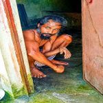 বাবার ভিটায় ২০ বছর শিকলবন্দী মুক্তিযোদ্ধার সন্তান আজাদ 3 বাবার ভিটায় ২০ বছর শিকলবন্দী মুক্তিযোদ্ধার সন্তান আজাদ। ছবি : আজকের কথা