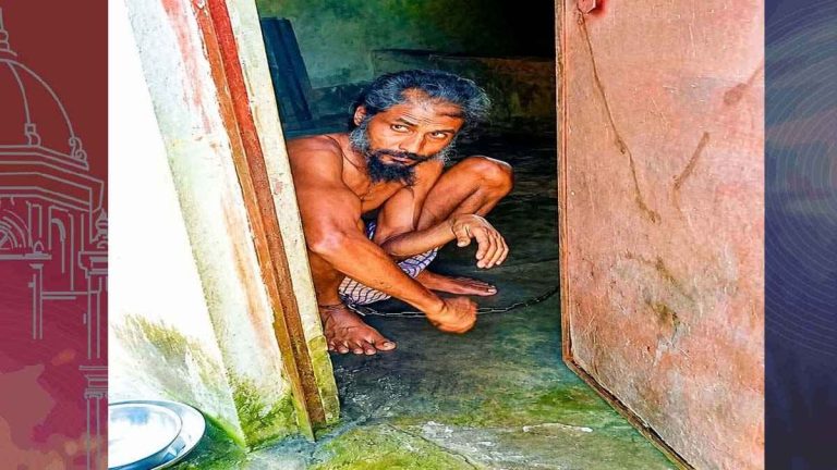 বাবার ভিটায় ২০ বছর শিকলবন্দী মুক্তিযোদ্ধার সন্তান আজাদ 1 বাবার ভিটায় ২০ বছর শিকলবন্দী মুক্তিযোদ্ধার সন্তান আজাদ। ছবি : আজকের কথা