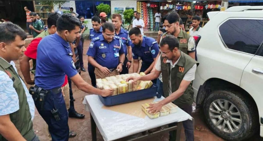 প্রাডোর লাগেজে ৩ লাখ ইয়াবা, কুমিল্লায় আটক ২ 1 ঢাকা-চট্টগ্রাম মহাসড়কে অভিযান চালিয়ে একটি বিলাসবহুল গাড়ি থেকে প্রায় তিন লাখ ইয়াবা উদ্ধার করা হয়।