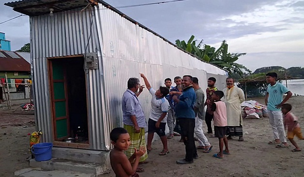 মাত্র ৫ ফুট চওড়া, তবু পূর্ণাঙ্গ সংসার : কুমিল্লার ‘ভাইরাল বাড়ি’ দেখতে মানুষের ঢল 2 কুমিল্লার দাউদকান্দি উপজেলার স্বল্প পেন্নাই গ্রামে এক শতাংশ জমির ওপর ঘর নির্মাণ করেছেন একজন প্রবাসী। যেটি চওড়া মাত্র পাঁচ ফুট। তবে লম্বায় ৮৫ ফুট এই বাড়িতে রান্নাঘর, শোবার ঘর, জিনিসপত্র রাখার জায়গা ও শৌচাগারসহ জীবন যাপনের সব ব্যবস্থাই রয়েছে।