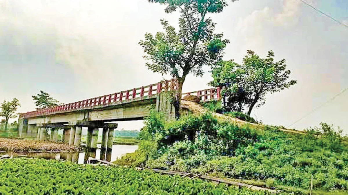 ২০ বছরেও শেষ হয়নি ডাকাতিয়া নদীর হাওরা ব্রিজ, দুর্ভোগে হাজারো মানুষ