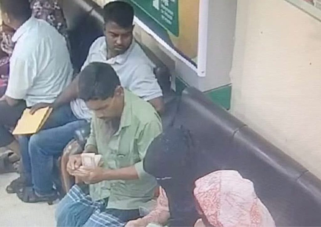 দেবীদ্বার পূবালী ব্যাংক থেকে গ্রাহকের ৪ লাখ টাকা চুরির অভিযোগের ঘটনায় সিসিটিভি ক্যামেরার ফুটেজ থেকে সংগৃহীত দৃশ্য।