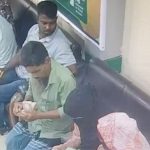 ব্যাংকে টাকা গুনছিলেন গ্রাহক, পেছন থেকে ৪ লাখ নিয়ে উধাও চোর! 3 দেবীদ্বার পূবালী ব্যাংক থেকে গ্রাহকের ৪ লাখ টাকা চুরির অভিযোগের ঘটনায় সিসিটিভি ক্যামেরার ফুটেজ থেকে সংগৃহীত দৃশ্য।
